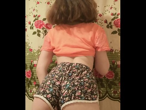 ❤️ セクシーな若いベイブがカメラでショーツを脱ぐ ❌ ハードポルノ ❌️❤