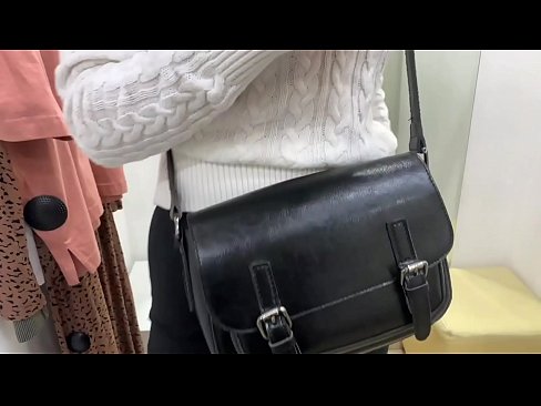 ❤️ 試着室でディルドを使った若い雌犬フェラルベリーの公開オナニー ❌ ハードポルノ ❌️❤