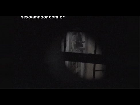 ❤️ ブロンドが空洞のレンガの後ろに隠れた近所の盗撮犯に密かにビデオ撮影される ❌ ハードポルノ ❌️❤